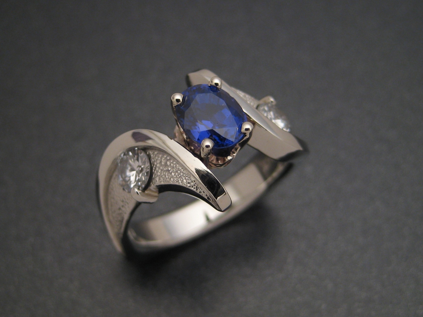 蓝宝石戒指雕刻首饰设计在CustomMade.com德赢与ac米兰手机