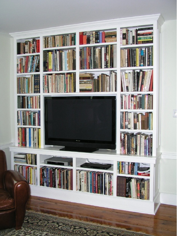 一个被书包围的52平板电视。宽屏电视柜和图书馆由Tony O'Malley定制木工在CustomMade.com德赢与ac米兰手机