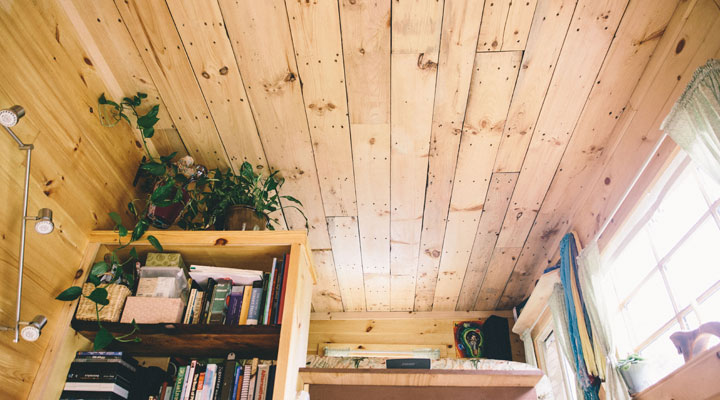 小房子生活——一对夫妇的旅程——再生木材天花板